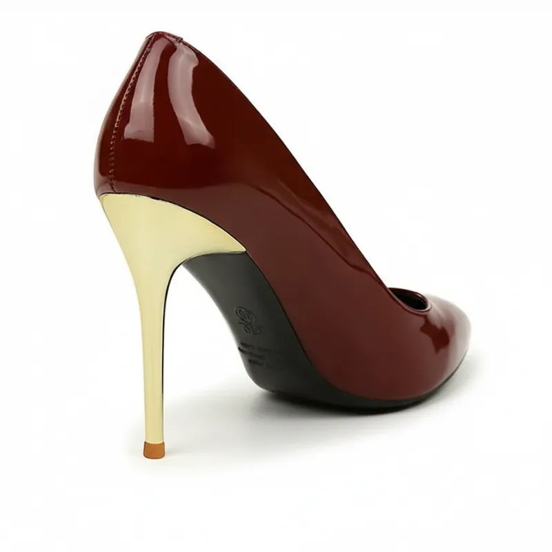 Scarpin verniz vinho com salto agulha dourado metálico em destaque, vista traseira
