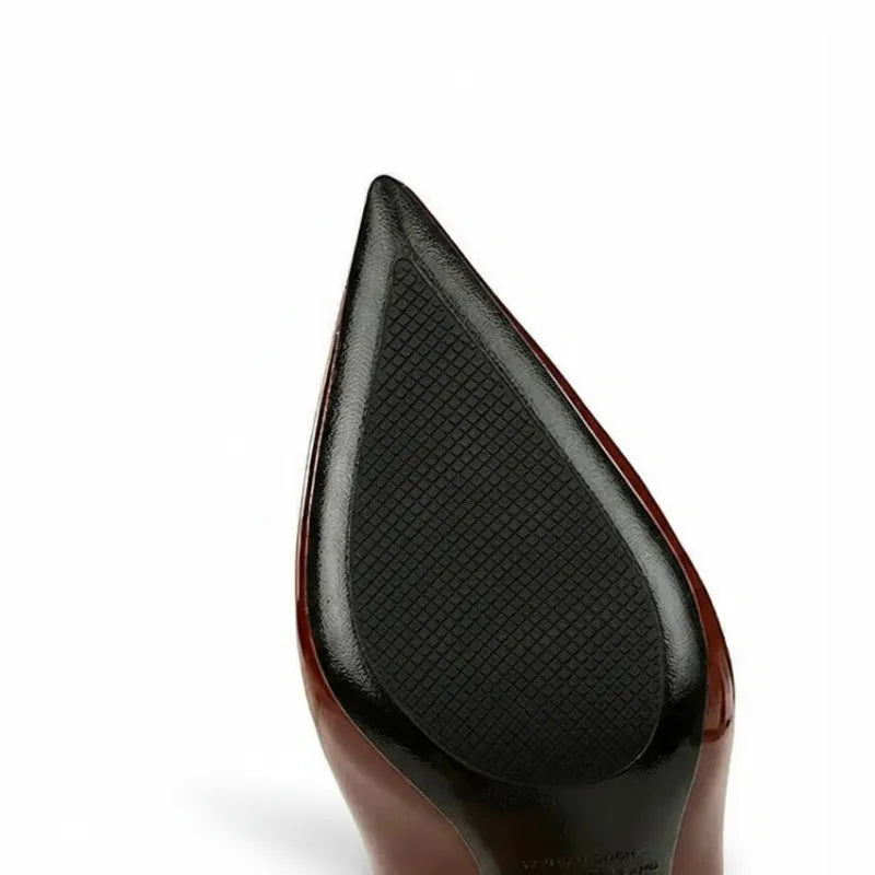 Detalhe do bico fino do scarpin verniz vinho com solado preto
