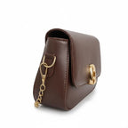 Bolsa baguete marrom fecho metálico dourado em perfil, com estrutura firme, profundidade e acabamento bem visíveis