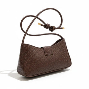 Bolsa baguete marrom tressê Rozze com fecho geométrico vista lateral com alça, moda feminina sofisticada.