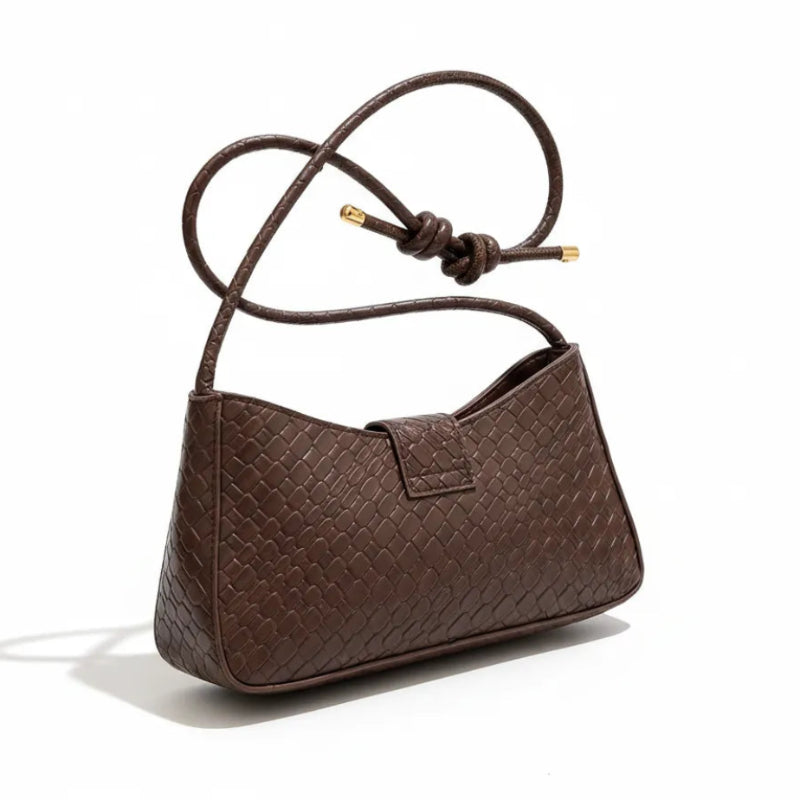 Bolsa baguete marrom tressê Rozze com fecho geométrico vista lateral com alça, moda feminina sofisticada.