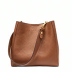 Bolsa bucket feminina marrom em couro legítimo em vista frontal, destacando formato, alça e acabamento do couro.