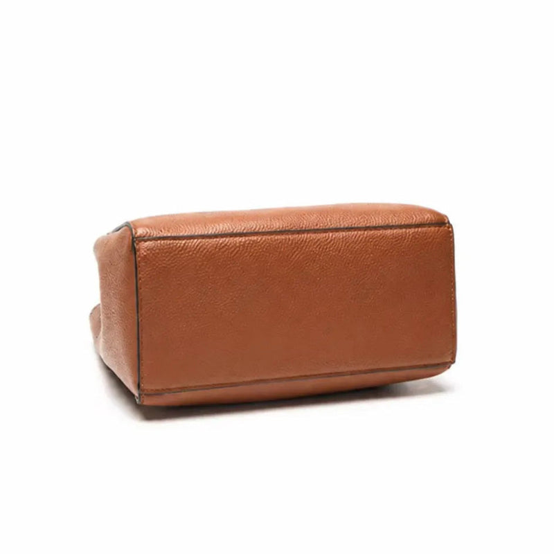 Bolsa bucket feminina marrom em couro legítimo para uso no ombro