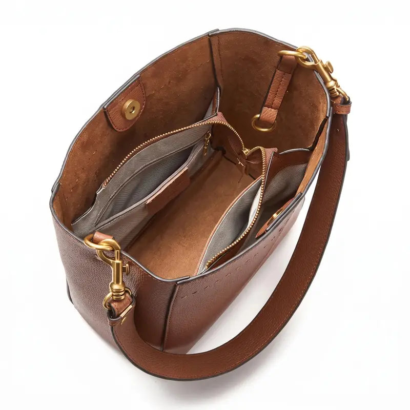 Bolsa bucket feminina marrom em couro legítimo vista por trás, destacando formato, costuras e acabamento.