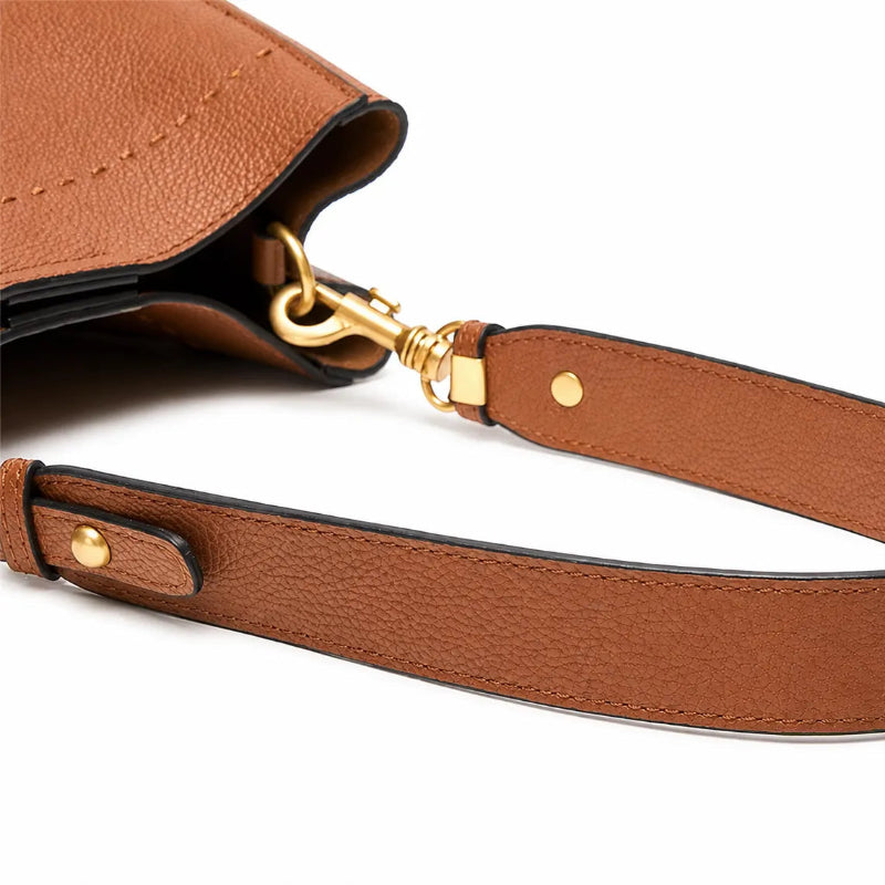 Bolsa bucket marrom Rozze em couro legítimo vista em detalhe