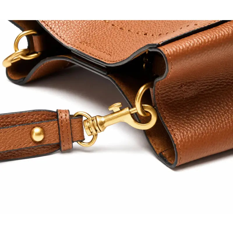 Bolsa bucket feminina marrom em couro legítimo em detalhe, destacando textura, ferragens e acabamento do material.