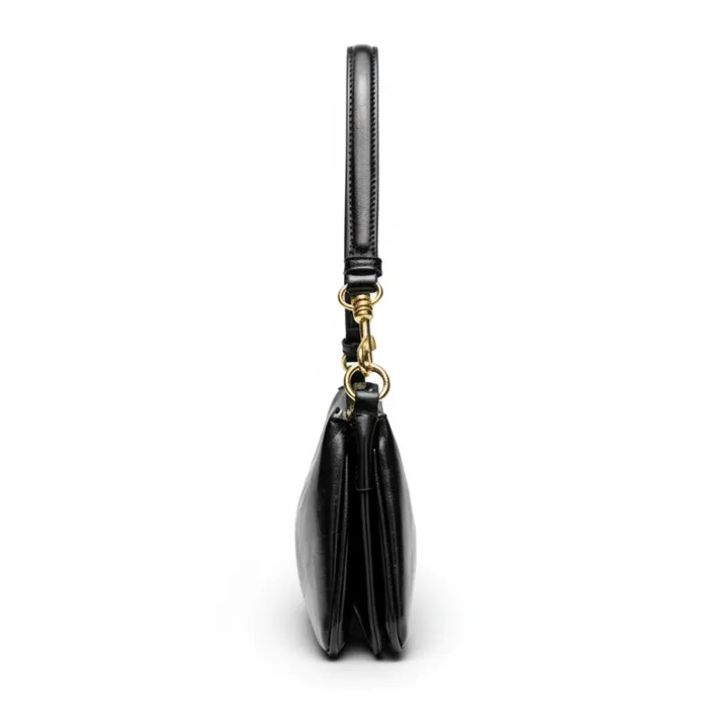 Bolsa de ombro baguete preta em vista lateral, com profundidade, alça e acabamento visíveis, sobre fundo claro