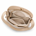 Bolsa de ombro bege em couro legítimo vista por trás, destacando costuras e acabamento posterior.