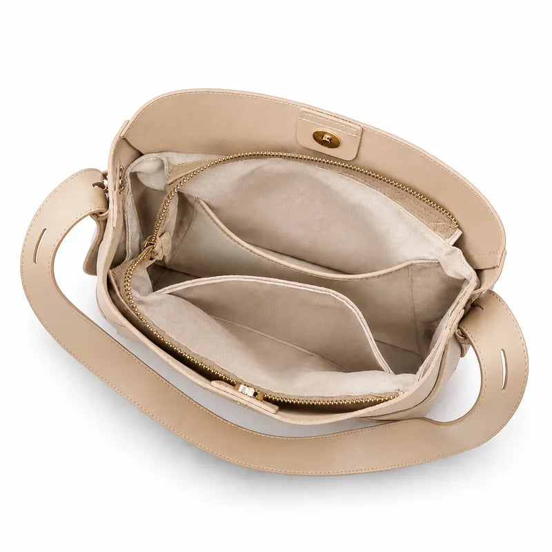 Bolsa de ombro bege em couro legítimo vista por trás, destacando costuras e acabamento posterior.