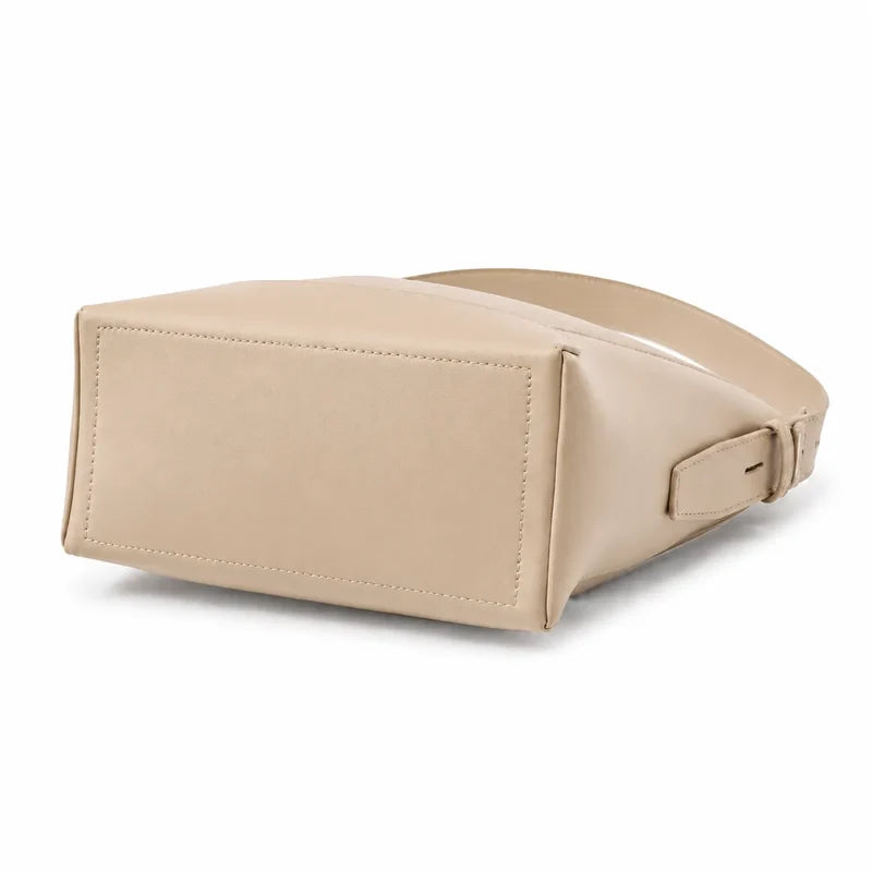 Bolsa de ombro bege em couro legítimo em composição de produto, destacando proporção, caimento e acabamento.