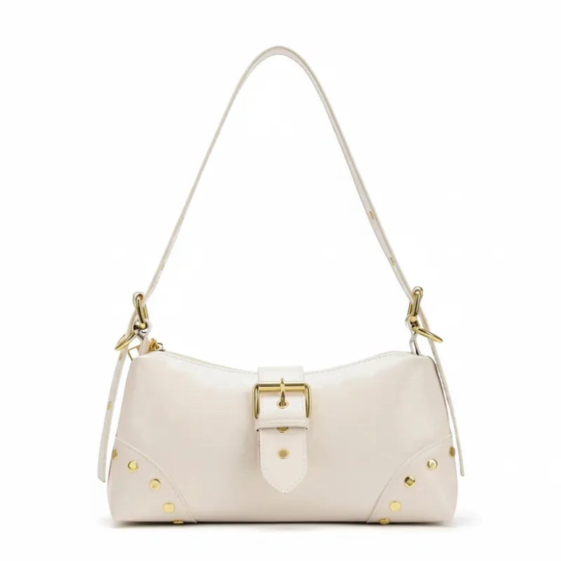 Bolsa de ombro branca com fivela dourada em vista frontal, com formato, alça e ferragens visíveis, sobre fundo claro