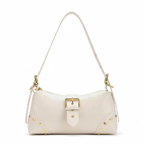 Bolsa de ombro branca com fivela dourada em vista frontal, com formato, alça e ferragens visíveis, sobre fundo claro