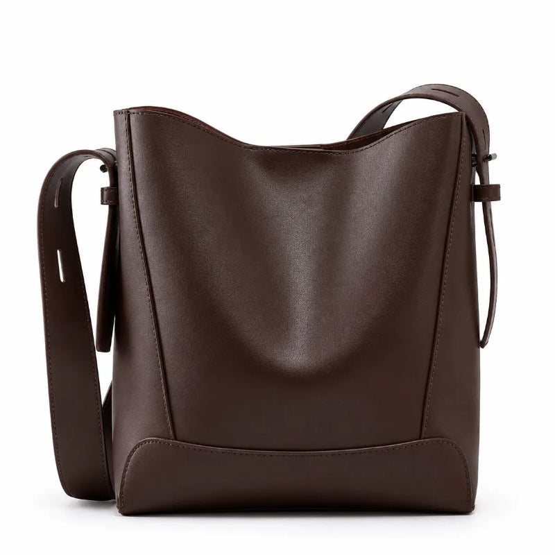 Bolsa de ombro café em couro legítimo em vista frontal, destacando formato, alça larga e acabamento do couro.