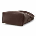 Bolsa de ombro café em couro legítimo em vista lateral, mostrando profundidade, caimento e estrutura.