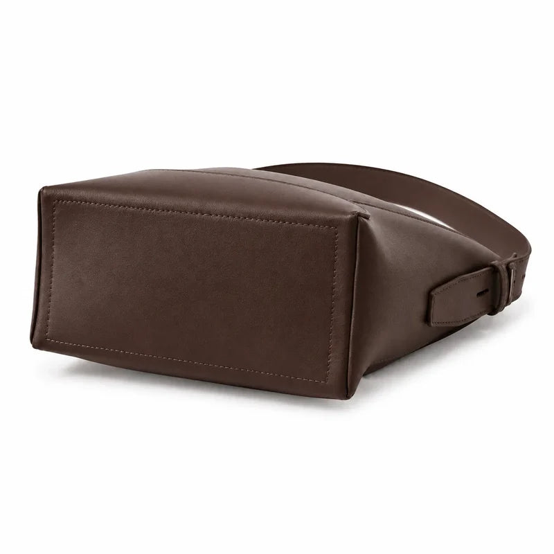 Bolsa de ombro café em couro legítimo em vista lateral, mostrando profundidade, caimento e estrutura.