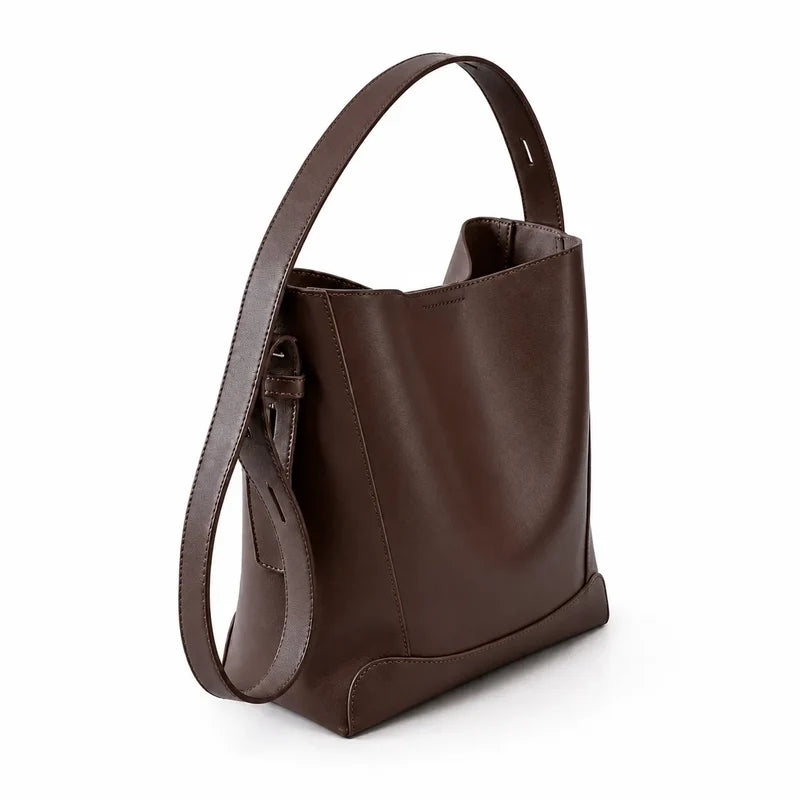 Bolsa de ombro café em couro legítimo vista por trás, destacando costuras e acabamento posterior.