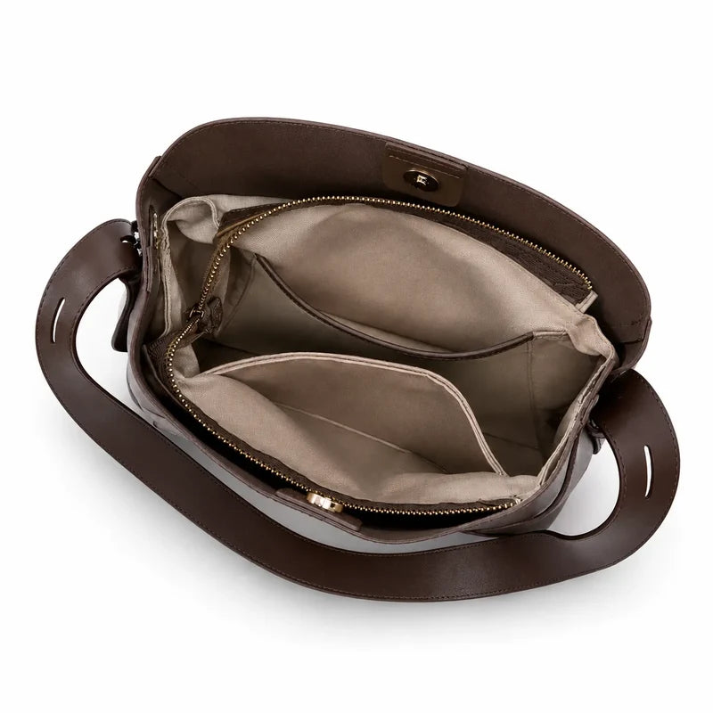 Bolsa de ombro café em couro legítimo em ângulo três-quartos, mostrando formato, volume e alça.