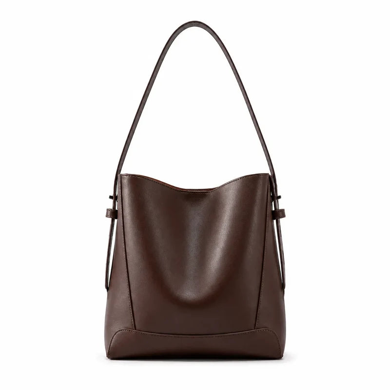 Bolsa de ombro café em couro legítimo em composição de produto, destacando proporção, caimento e acabamento.