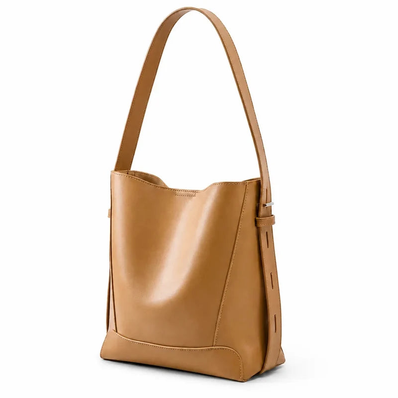 Bolsa de ombro caramelo em couro legítimo em vista lateral, mostrando profundidade, caimento e estrutura.