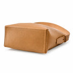 Bolsa de ombro caramelo em couro legítimo em ângulo três-quartos, mostrando formato, volume e alça.
