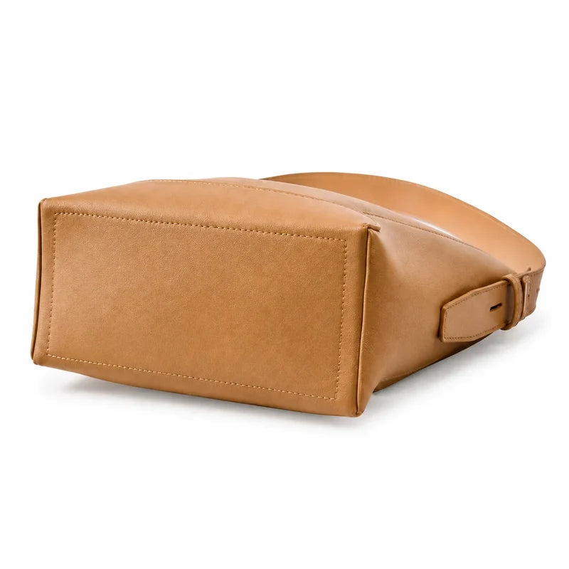 Bolsa de ombro caramelo em couro legítimo em ângulo três-quartos, mostrando formato, volume e alça.