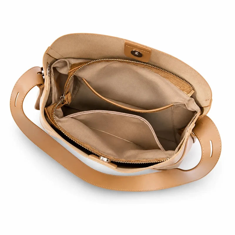 Bolsa de ombro caramelo em couro legítimo em composição de produto, destacando proporção, caimento e acabamento.