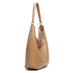 Bolsa de ombro feminina caramelo em couro legítimo sobre fundo branco