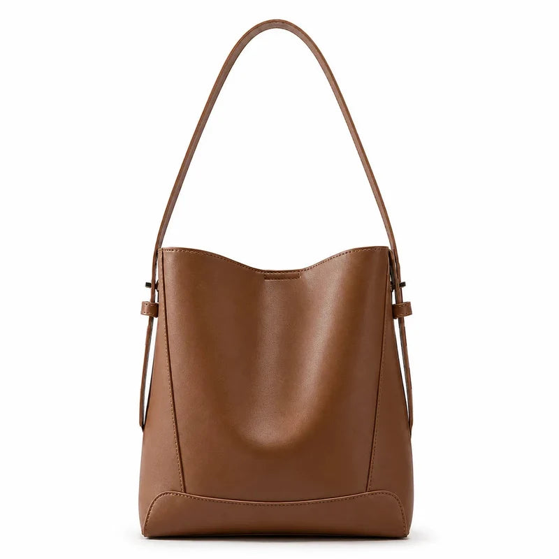 Bolsa de ombro marrom em couro legítimo em vista lateral, mostrando profundidade, caimento e estrutura.