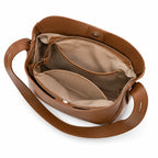 Bolsa de ombro marrom em couro legítimo em composição de produto, destacando proporção, caimento e acabamento.