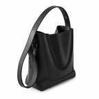 Bolsa de ombro preta em couro legítimo em vista lateral, mostrando profundidade, caimento e estrutura.