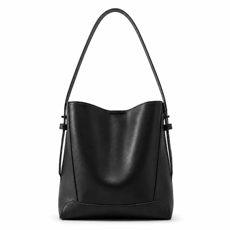 Bolsa de ombro preta em couro legítimo vista por trás, destacando costuras e acabamento posterior.