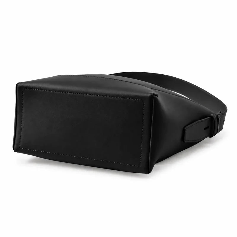 Bolsa de ombro preta em couro legítimo em detalhe, destacando textura, costuras e acabamento do material.