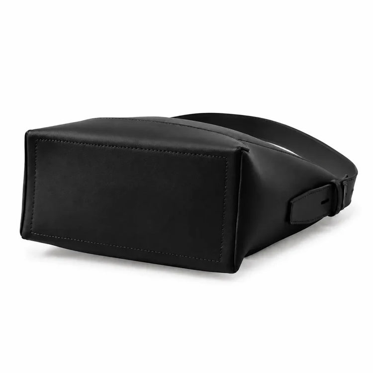 Bolsa de ombro preta em couro legítimo em detalhe, destacando textura, costuras e acabamento do material.