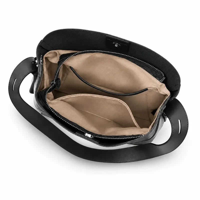 Bolsa de ombro preta em couro legítimo em composição de produto, destacando proporção, caimento e acabamento.