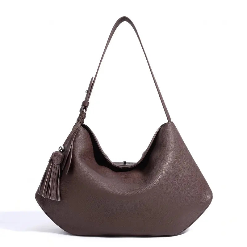 Detalhe da bolsa feminina café em couro legítimo com acabamento texturizado e ferragens