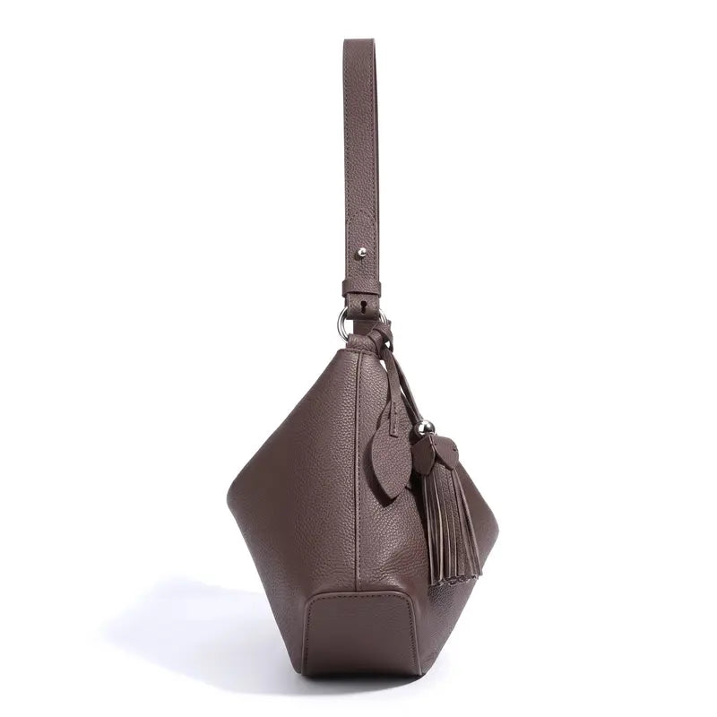 Bolsa feminina meia lua café em couro legítimo em vista frontal com textura macia
