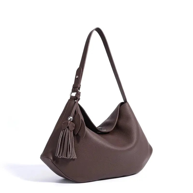 Bolsa de ombro feminina café em couro legítimo com formato meia lua e caimento elegante