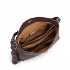 Bolsa feminina de ombro café em couro legítimo com design meia lua e visual elegante