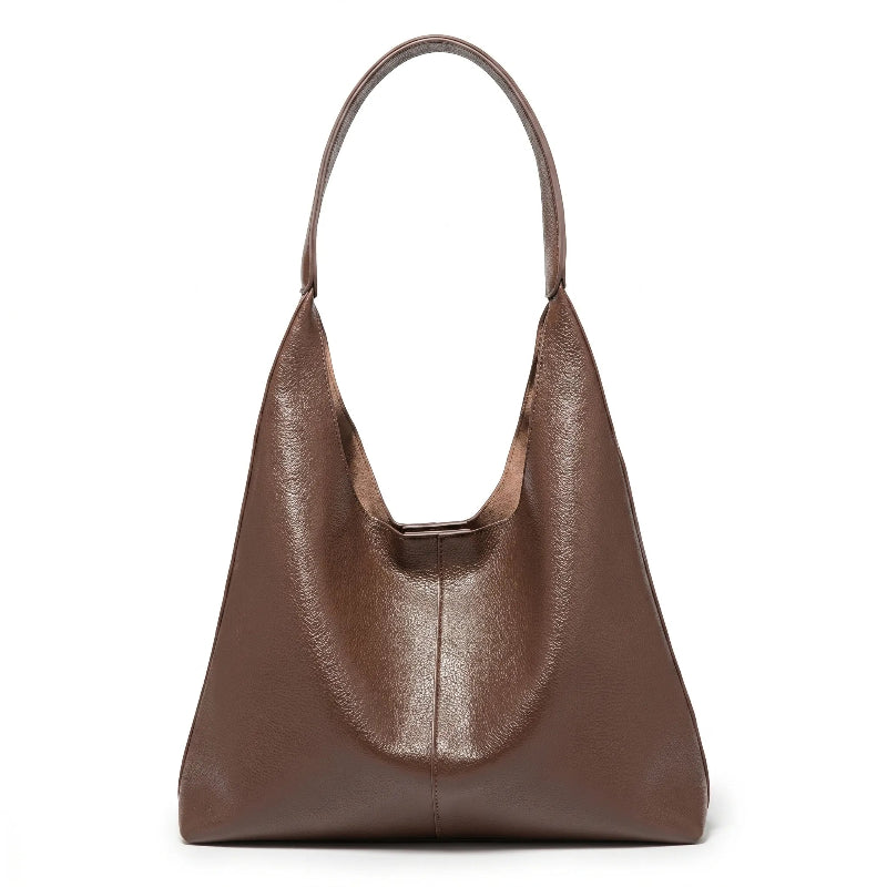 Bolsa feminina hobo marrom em couro texturizado em vista frontal, com formato, alça e ferragens visíveis