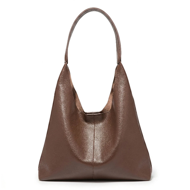 Bolsa feminina hobo marrom em couro texturizado em vista frontal, com formato, alça e ferragens visíveis
