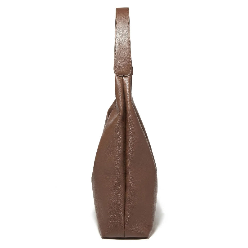 Bolsa feminina hobo marrom em couro texturizado em vista lateral, com profundidade, alça e acabamento visíveis