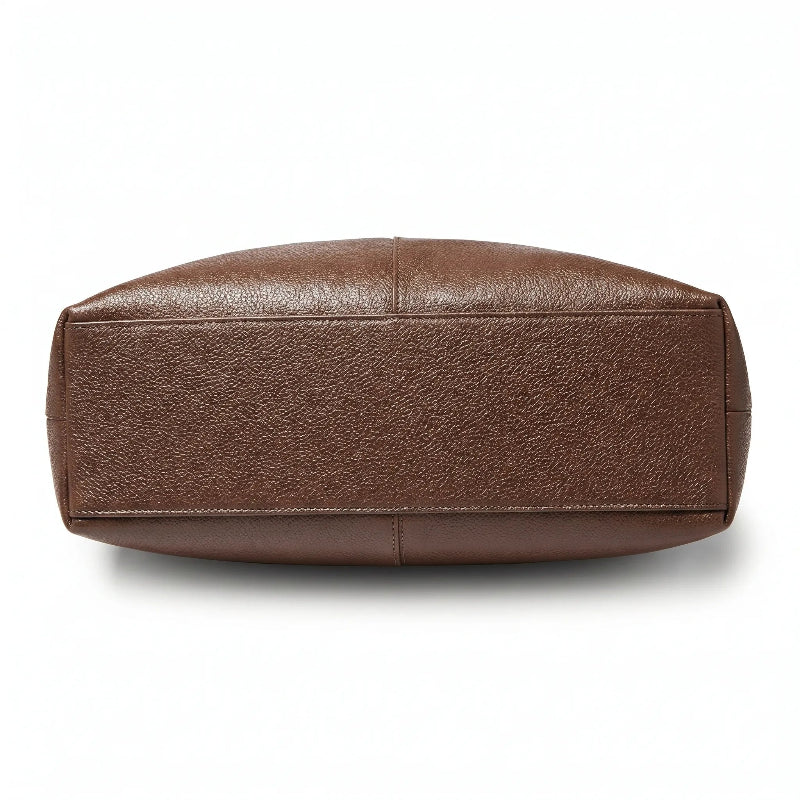 Bolsa feminina hobo marrom em couro texturizado aberta por cima, com forro, espaço interno e fechamento visíveis