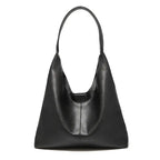 Bolsa feminina hobo preta em couro texturizado em vista frontal, com formato, alça e ferragens visíveis