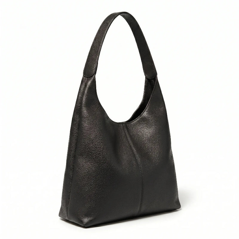 Bolsa feminina hobo preta em couro texturizado em vista lateral, com profundidade, alça e acabamento visíveis