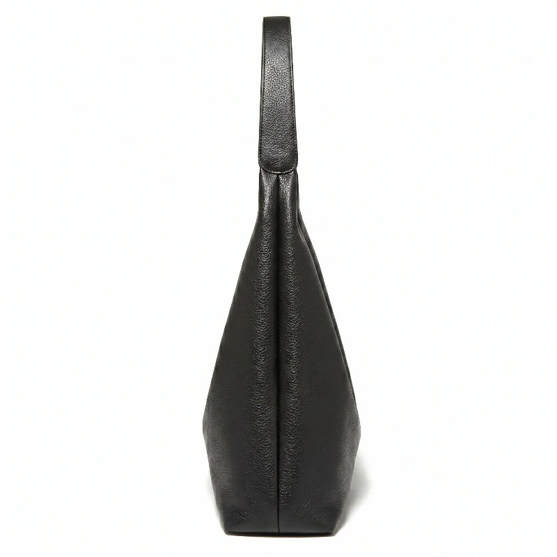 Bolsa feminina hobo preta em couro texturizado vista por trás, com estrutura, costuras e acabamento posterior