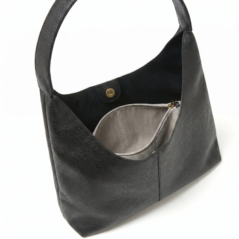 Bolsa feminina hobo preta em couro texturizado aberta por cima, com forro, espaço interno e fechamento visíveis