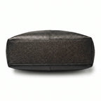Bolsa feminina hobo preta em couro texturizado em ângulo três-quartos, mostrando formato, volume e alça