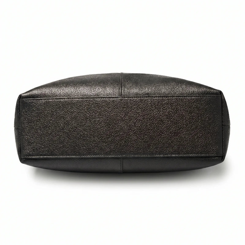 Bolsa feminina hobo preta em couro texturizado em ângulo três-quartos, mostrando formato, volume e alça
