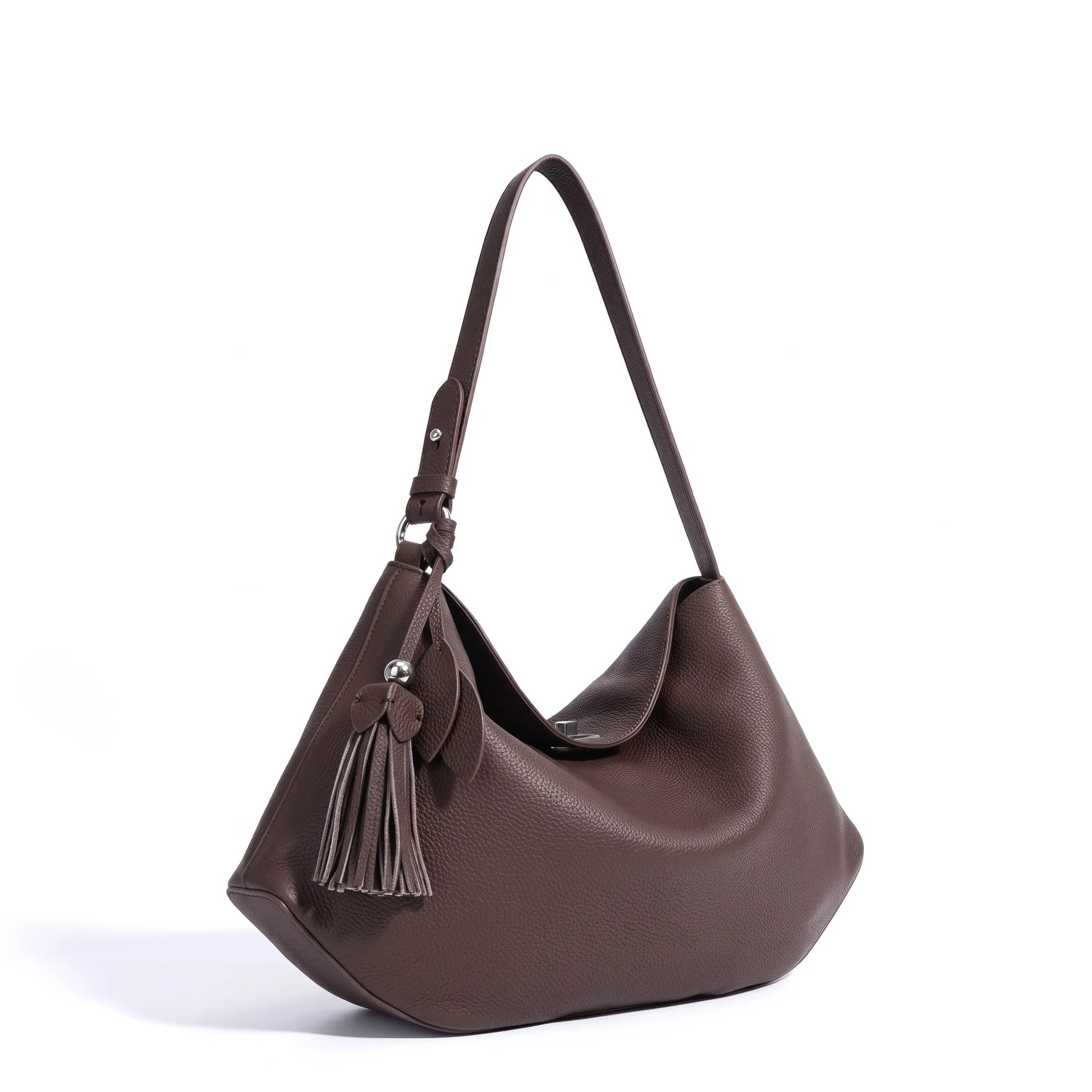 Bolsa de ombro feminina café em couro legítimo com formato meia lua e caimento elegante