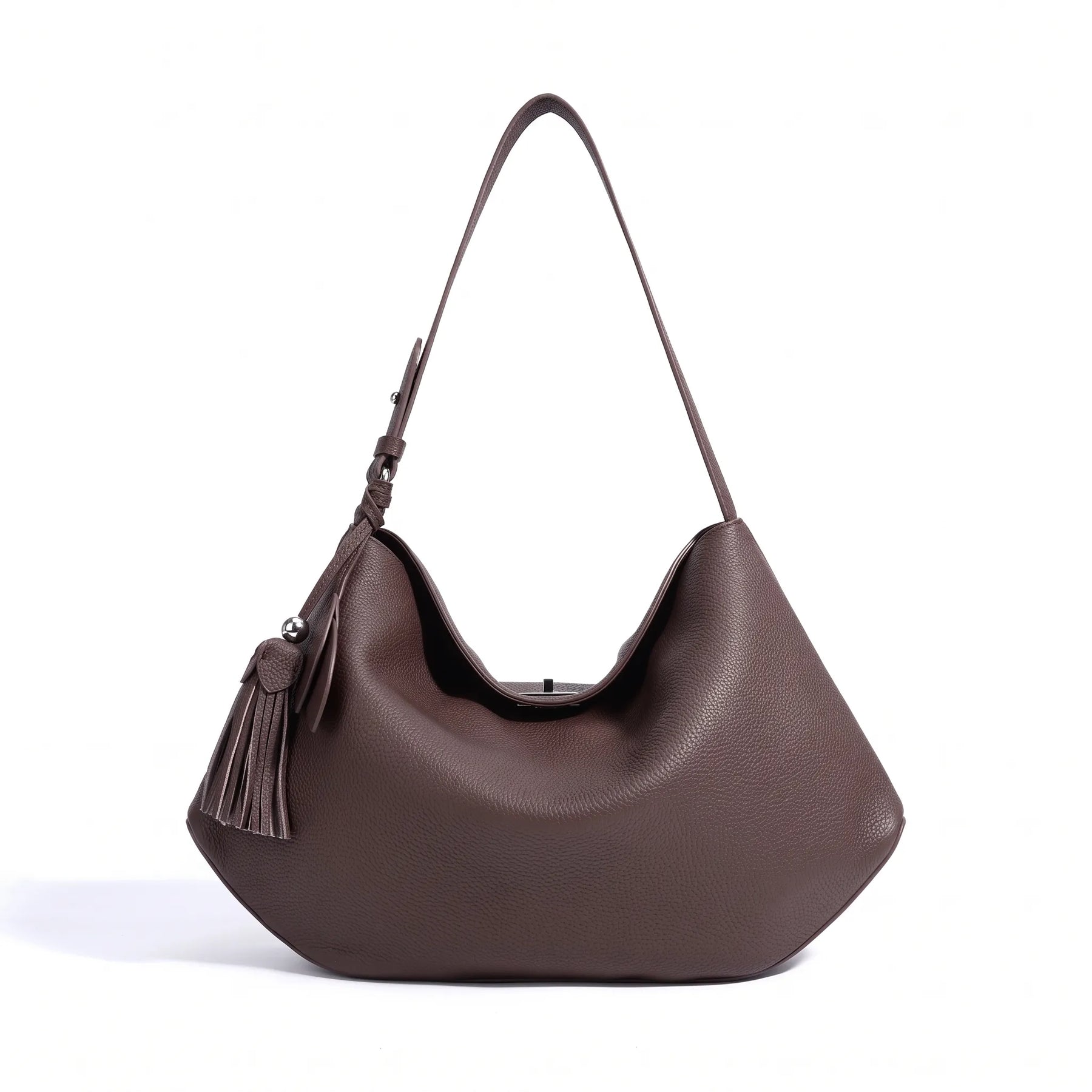 Detalhe da bolsa feminina café em couro legítimo com acabamento texturizado e ferragens